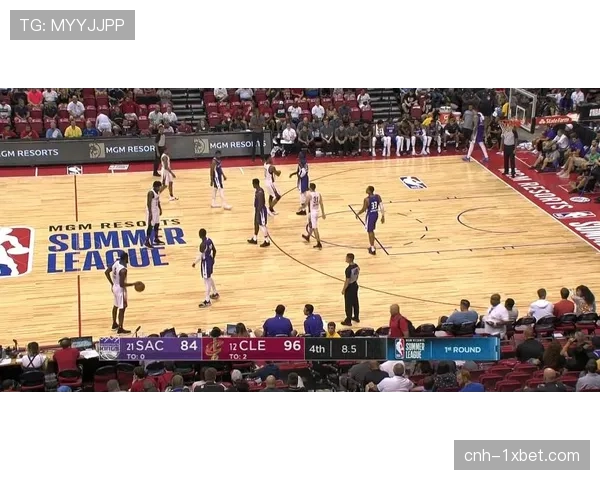 堪萨斯大学战胜雪城，怀特15分10篮板表现全面